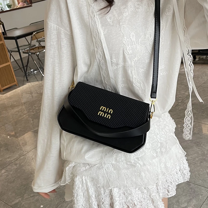 

Chic Simple Crossbody Bag With Solid Color For Business Leisure In Fashionable Letter Logo Commuter Style