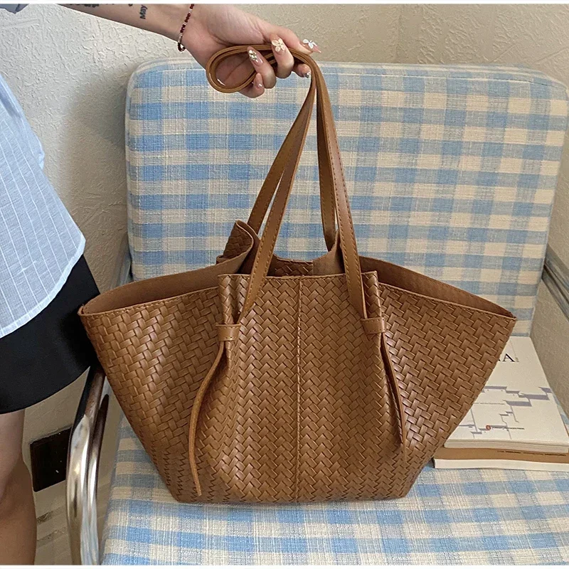 Strohgewebte Tragetasche im Wing-Stil, Designer-Umhängetasche für den Arbeitsweg, koreanische Sommer-Nischen-Handtasche mit großem Fassungsvermögen für Damen – Detail 10