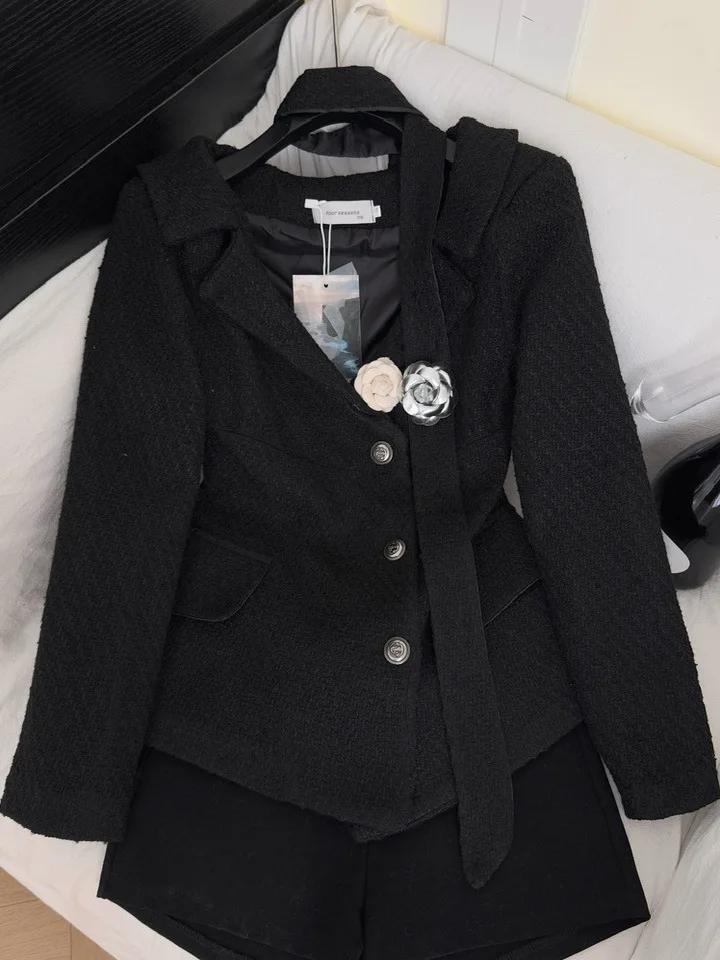 Top Preto E com Decote em V e Cinto, Estilo Slimming, Moda Fena em Fibra de Poliéster para Outono e Inverno