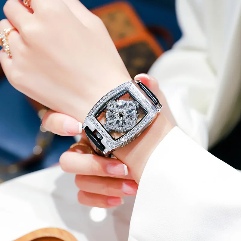 

Women's tonneau-shaped fashionable rotating silver quartz watch, a gift for ladies, a wristwatch for women to wear.