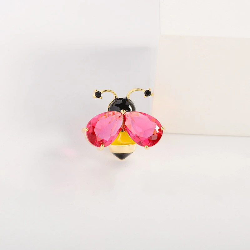 بروش نسائي صغير على شكل نحلة دبابيس معدنية فاخرة للملابس أجنحة حجر الراين الأحمر الوردي دبابيس عصرية صغيرة لطيفة للنساء