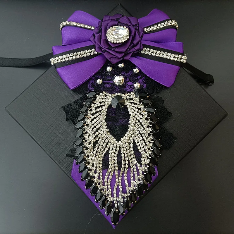 Original Handgefertigte Fliege mit Spitzenband und Strass-Schmuck, Luxuriöse Herren-Krawatte für Geschäftsanlässe, Bankette und Hochzeiten – Detail 7