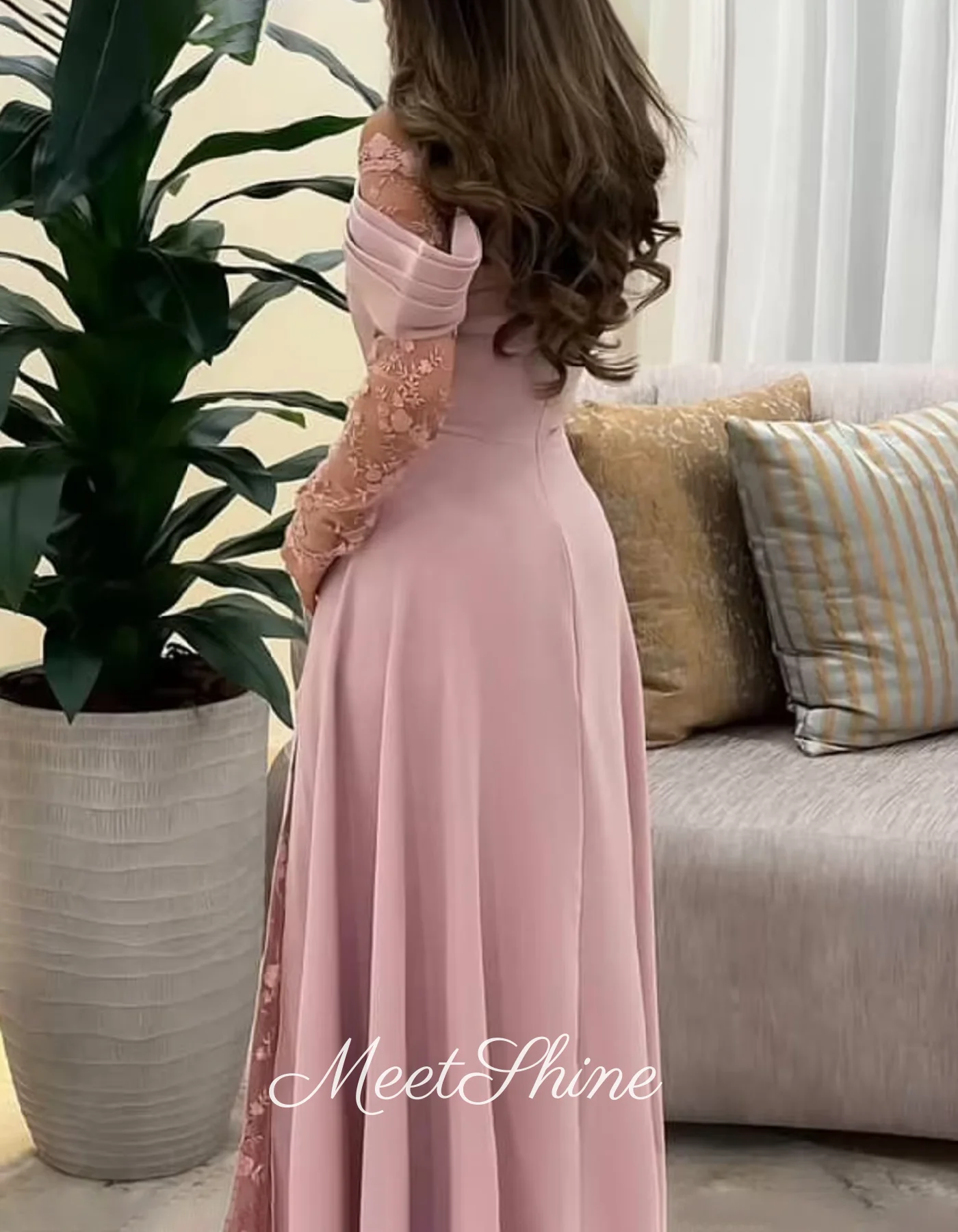 فساتين سهرة من الدانتيل الوردي بدون أكتاف مع فستان حفلة موسيقية بأكمام طويلة في المملكة العربية السعودية فستان حفلات مخصص 2026