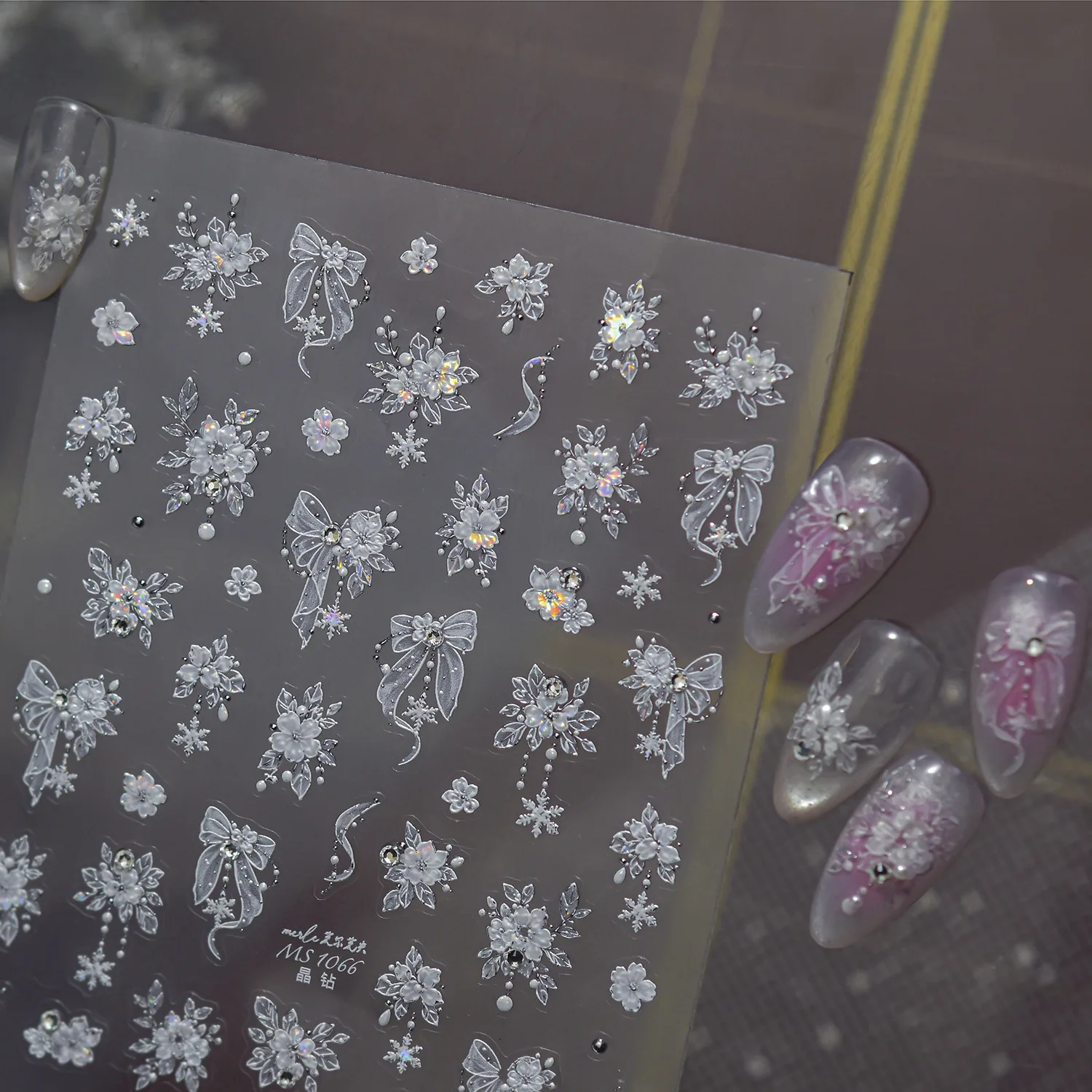 Weiße Blumen-Schleife 5D Nagelaufkleber Französischer Stil Schleifenband Blütenblätter Blume mit Eingelegten Strass-Steinen Perlen Quaste Selbstklebende Maniküre