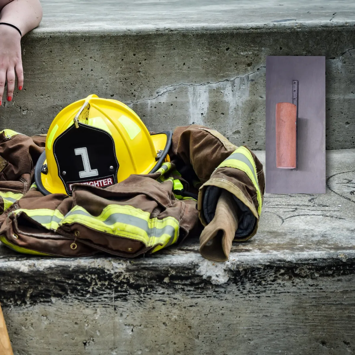 

Набор из 3 штук: стальные шпатели для штукатурки с деревянной ручкой для выравнивания бетонных поверхностей, нанесения штукатурки, затирки и подготовки к работе с раствором.