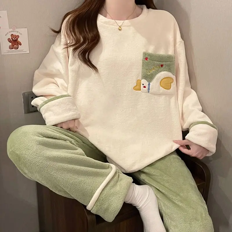 Pijamas de lana coral para mujer, ropa de dormir gruesa y cómoda, bonito modelo de dibujos animados, pijama de franela, ropa de casa, otoño e invierno