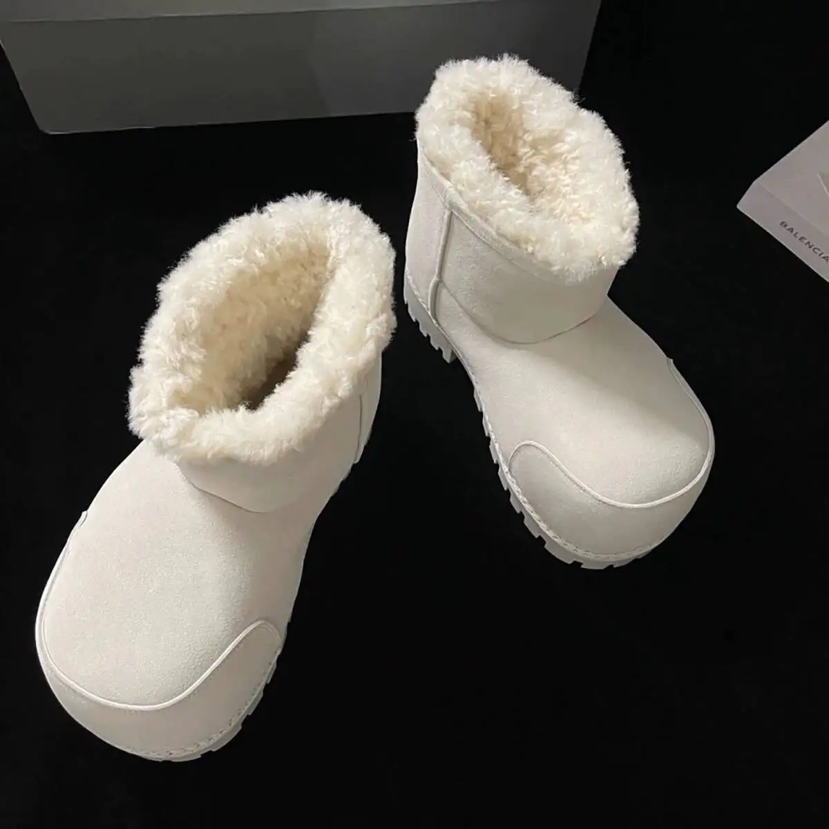 أحذية الثلوج النسائية الجديدة لخريف وشتاء 2025 سهلة الارتداء على منصة سميكة سوليد بمقدمة كبيرة أحذية دافئة من القص الصناعي