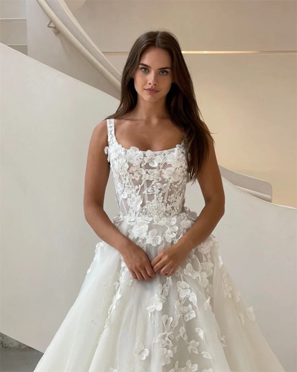 Vestido de novia con cuello cuadrado blanco personalizado de Tokio, vestido de novia sin mangas con cola de corte de flores en 3D, vestido de novia sin espalda de corte A