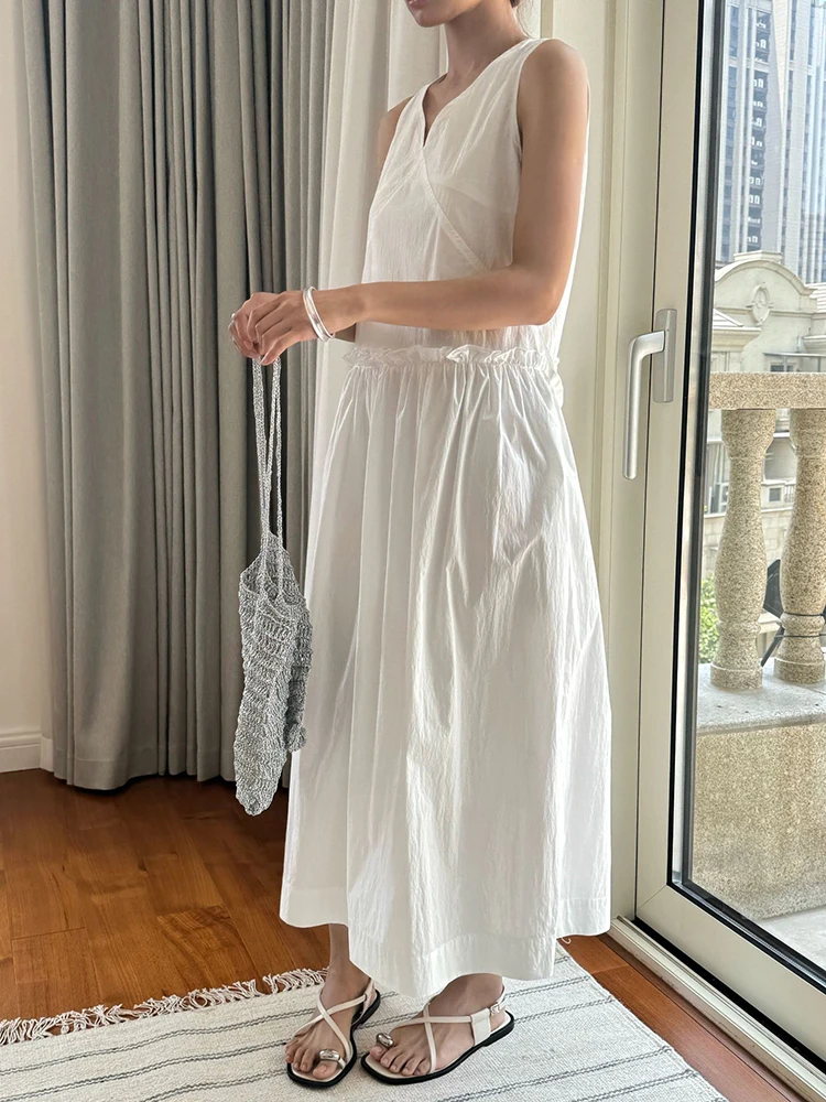 [EAM] Women White Thin Pleated Ruffles Big Size Elegant Dress New V-Neck Sleeveless Fashion Tide Spring Summer 2024 1DH6029