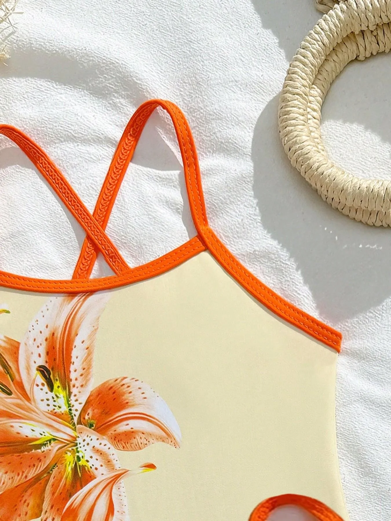 2-teiliges Badeanzug-Set für Kinder und Mädchen, cremefarbener, einteiliger Badeanzug mit Blumenmuster und Kreuzrücken-Ausschnitt und einfarbigem orangefarbenem, doppellagigem Rüschen-S-Oberteil – Detail 5