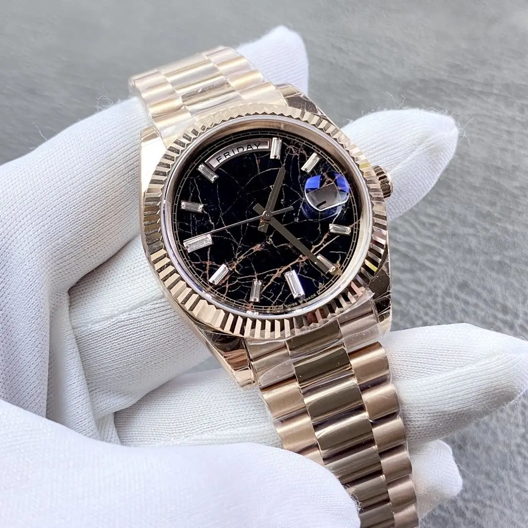 Metallische Designer-Uhr für Damen und Herren, gebürstetes Metallgehäuse, Quarz-Armbanduhr, Armband aus Legierung, wasserdicht, coole Mode, Paaruhr, Alltagsaccessoire, Street-Style, Geschenk für