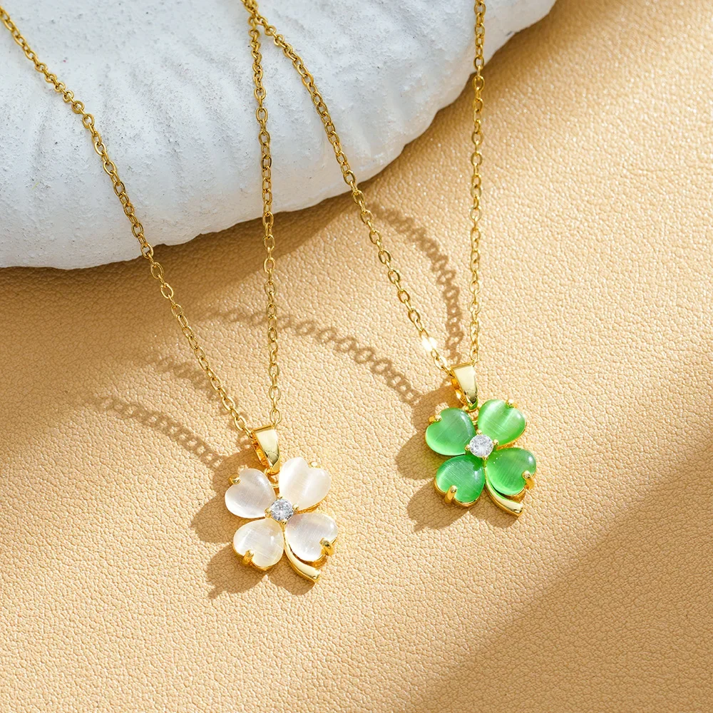 قلادة نسائية عصرية من سلسلة عظمية من التيتانيوم الصلب، مرصعة قليلاً مع زهرة عين القطة الذهبية الحقيقية بأربع أوراق