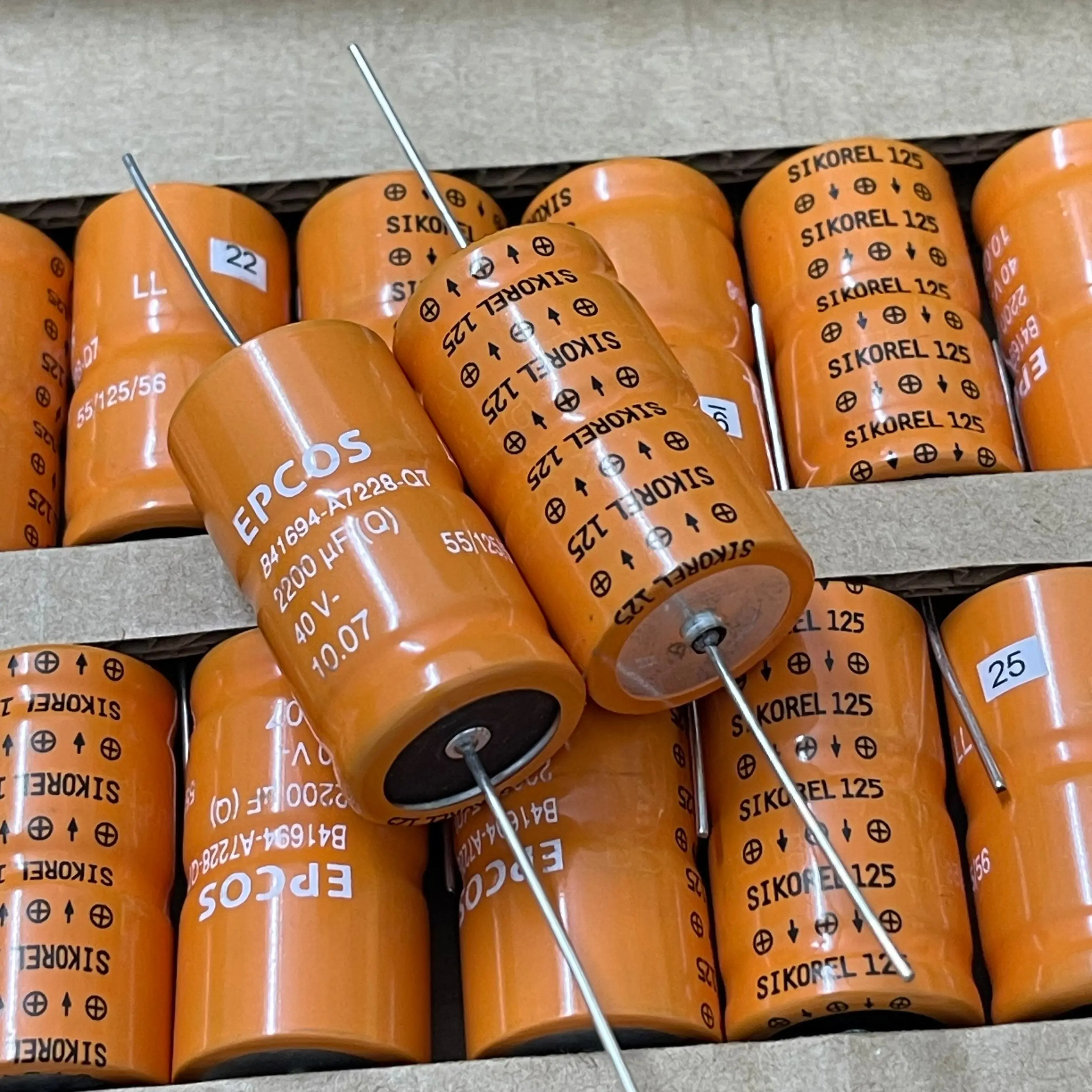 2 قطعة/2200 فائق التوهج 40 فولت B41689A7228Q001 Q-class على متن مرشح درجة الحرارة العالية مُكثَّف كهربائيًا