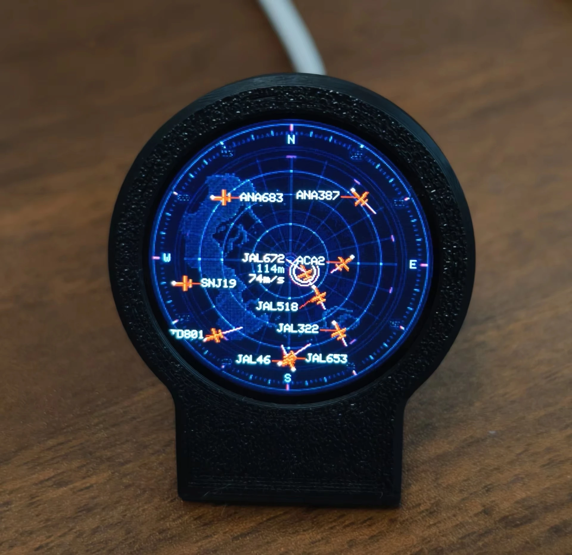 Mini radar biurkowy USB-C, urządzenie do monitorowania lotów w czasie rzeczywistym, wykorzystujące technologię ADS-B, z ekranem wyświetlającym siatkę sonarową, obudowa wykonana w technologii druku 3D,