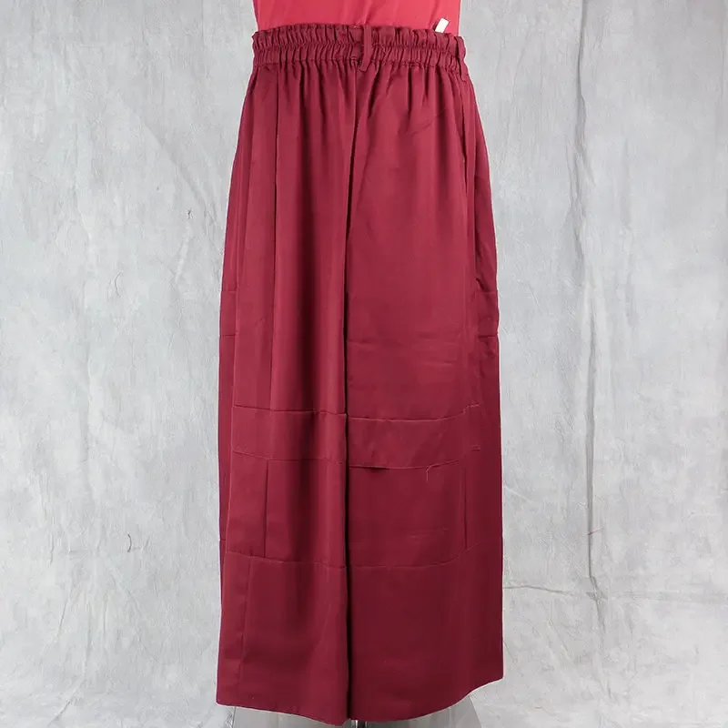 Tibetan temple monks wear skirts in spring and summer, long styles are unisex