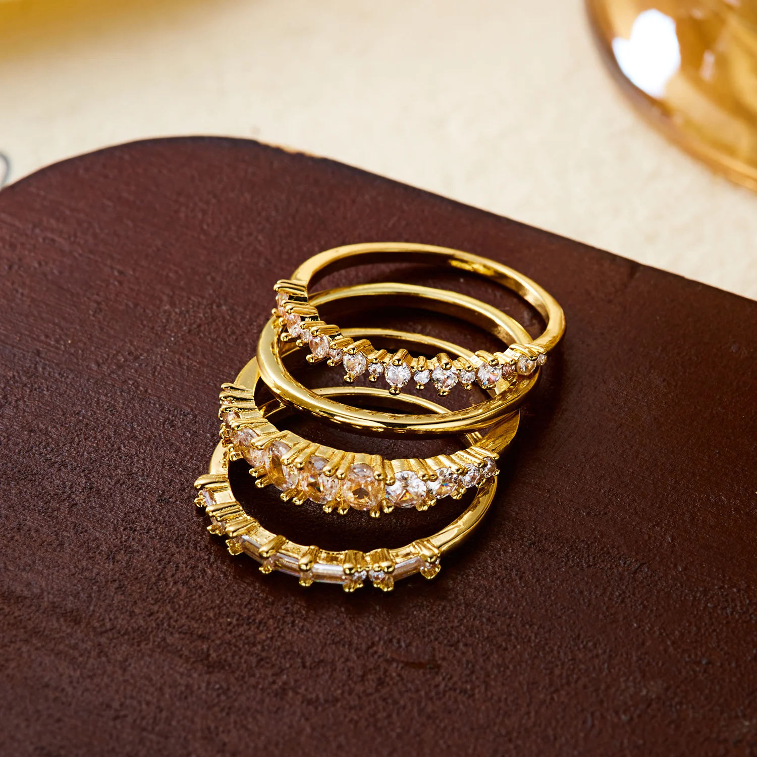 4-teiliges glänzendes Zirkonia-Stapelring-Set für Damen, exquisiter goldfarbener geometrischer CZ-Fingerring, Freundschaftsschmuck-Accessoires – Detail 6