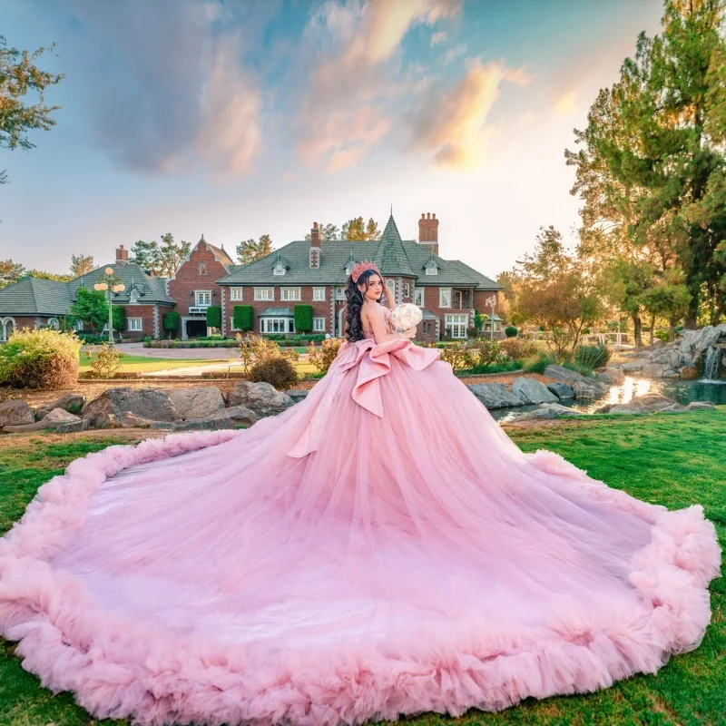 핑크색 킨세아녜라 드레스, 오프숄더 크리스탈 레이스 레이어드 글리터 데칼 롱테일 보우 베스티도스 데 15 킨세아녜라 ﻿ 맞춤 제작