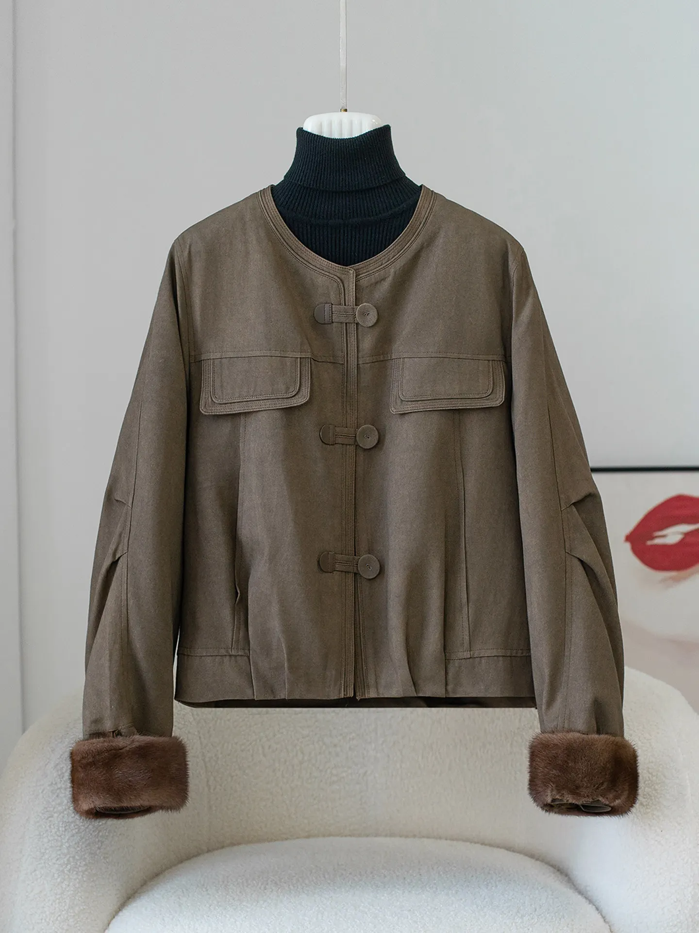 Haining Nerzpelzmantel, Gänsedaunenjacke für Damen, neue Modejacke für den Winter 2025, kurzer Mantel mit Rundhalsausschnitt