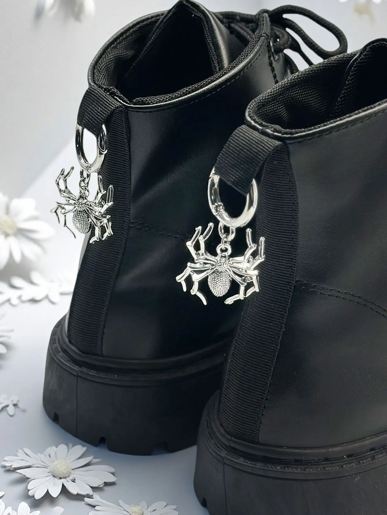 2Pcs Punk Retro Halloween Spider Charm Pendant for Autumn Shoes and Boots, Stylish and Removable DIY Cool Personalized Zinc a