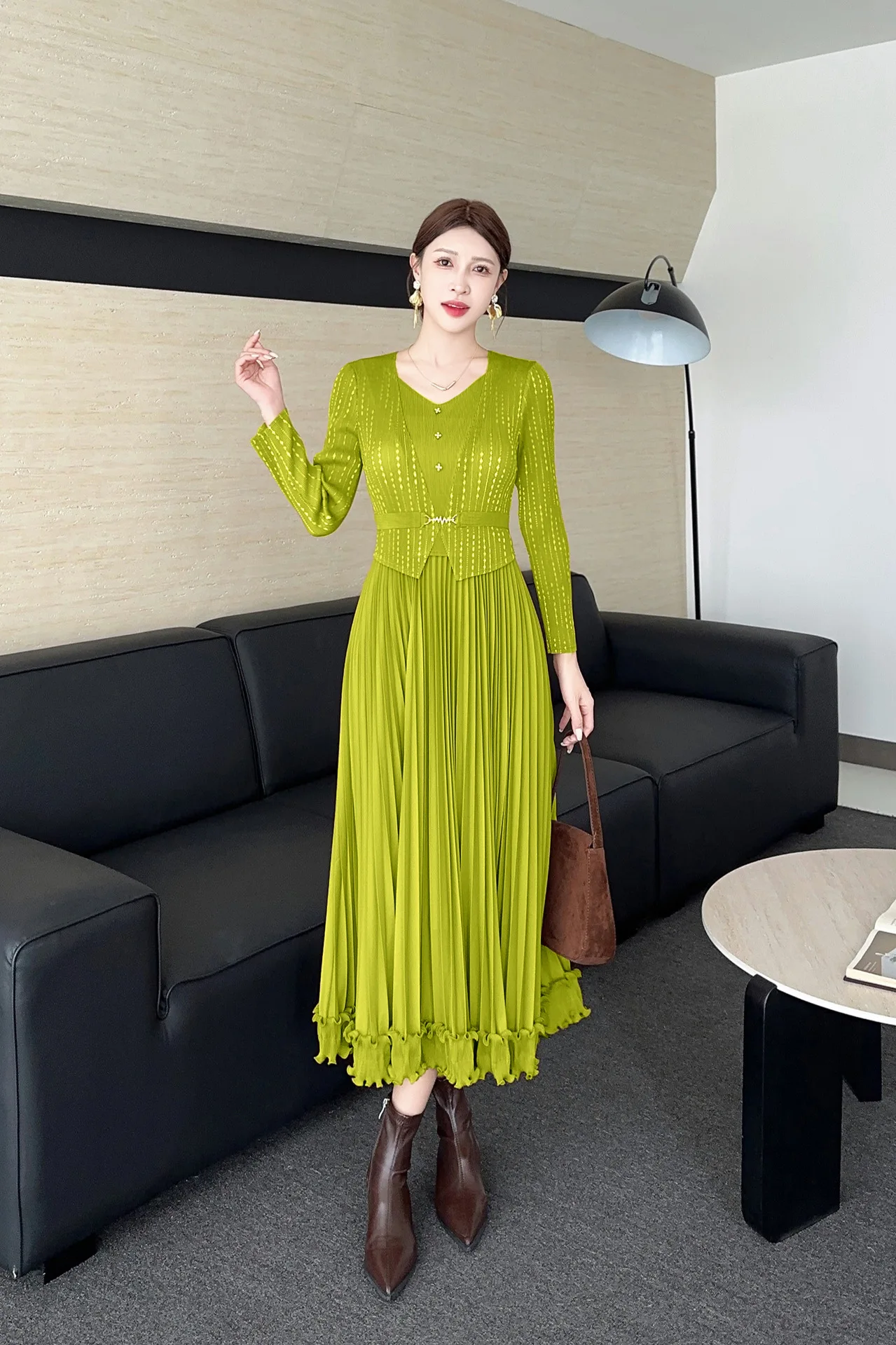 

Miyake Fold 2025 New Spring and Autumn Fashion Large Size Dress for Women, V-neck, Ironed Gold Wood Ears, Large Folding Skirt