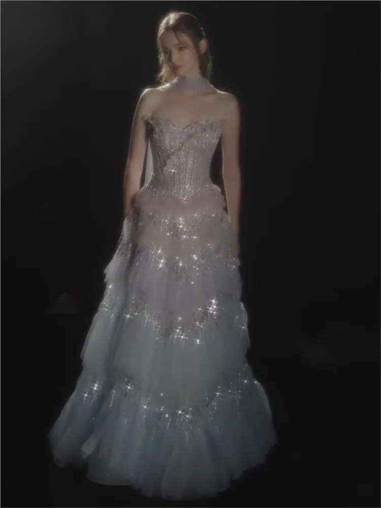 Abito da tostatura senza spalline lussuoso per banchetti da cerimonia da sogno in garza di lusso leggera e colorata