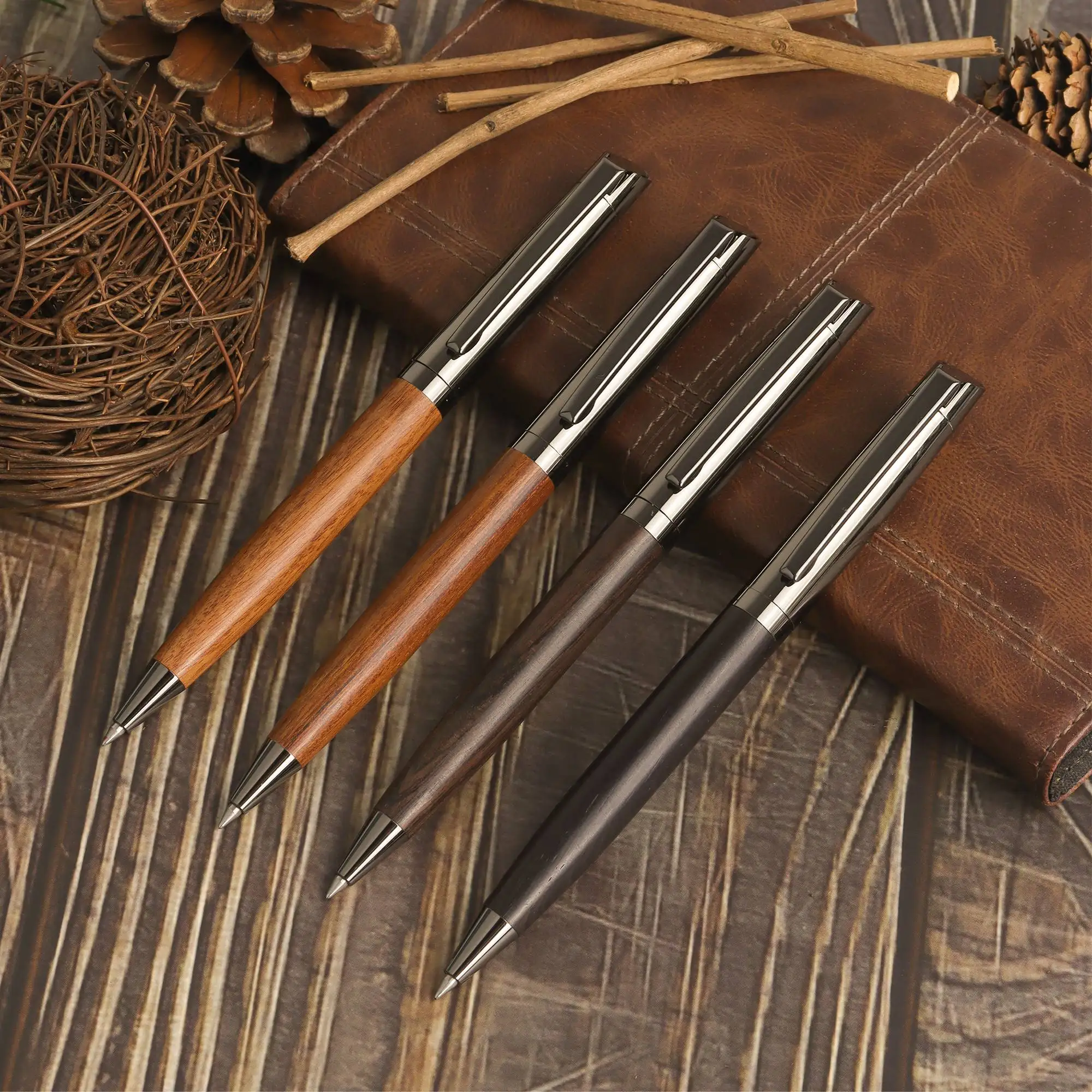 Bolígrafo de Alta Gama con Cuerpo de Metal y Madera, Escritura Suave, Diseño Minimalista y Elegante, Tinta Negra, Ideal para Uso en Oficinas y Negocios