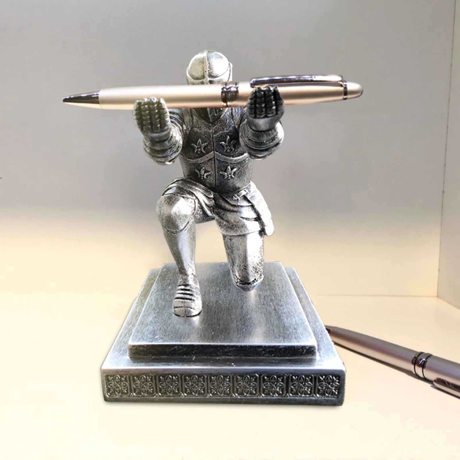 

Knight Pen Holder with Ballpoint Pen Executive Soldier Hero Figurine Pencil Stand Office Accessories Pen Stand Desk Organizer