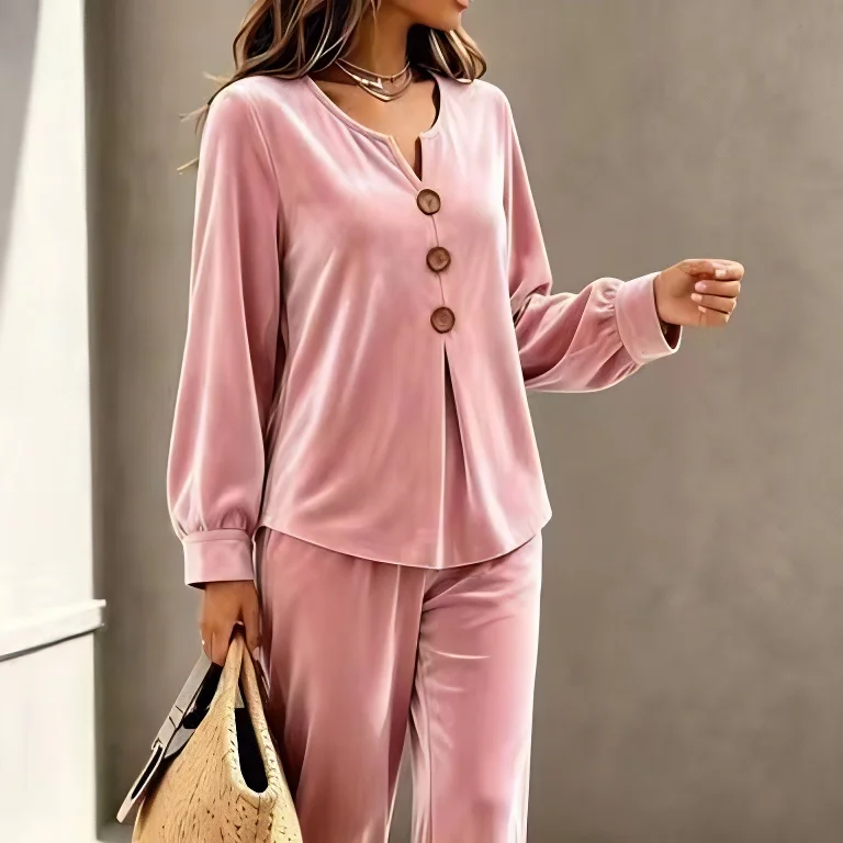 Damen-Outfit, bestehend aus zwei Teilen: Oberteil mit V-Ausschnitt und Knopfverzierung, lange, ausgestellte Ärmel, weite Hose, lässiger Herbst-/Winter-Look, passendes Set mit Taschen. – Detail 3