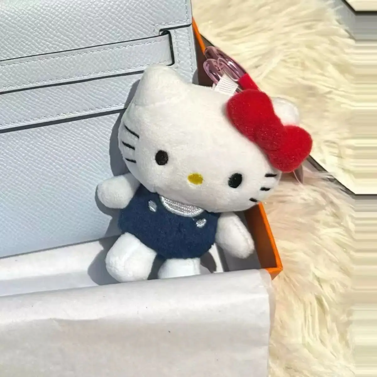 かわいいハローキティのぬいぐるみペンダント、赤いリボンと青いドレス、漫画のキーホルダーバッグチャーム、子供用ギフトオーナメント。