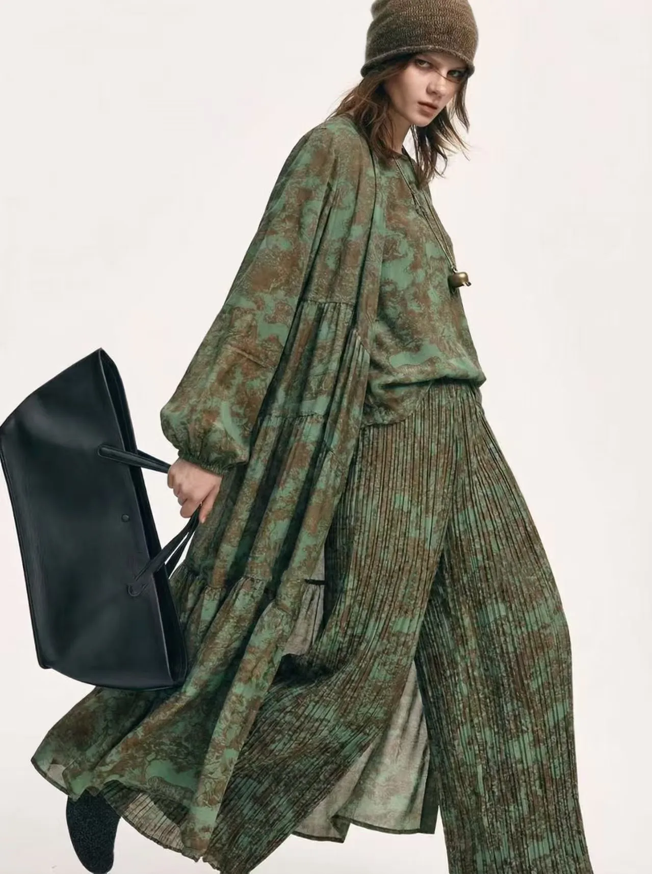 

Новый ретро-комплект из трех предметов: длинный кардиган с геометрическим принтом + жилет + свободные брюки и юбка для женской моды весны 2026 года