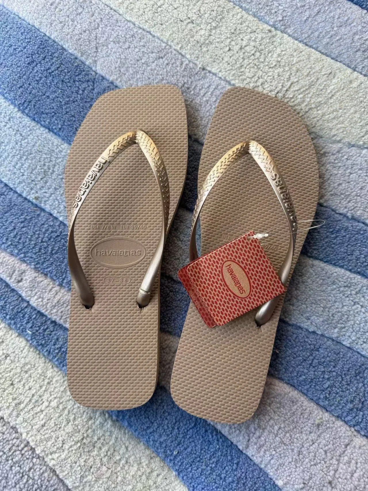 2026 Sommer Damen-Gummi-Flip-Flops mit rutschfester Zehenklemme, bequeme Logo-Slipper, schnelle Lieferung