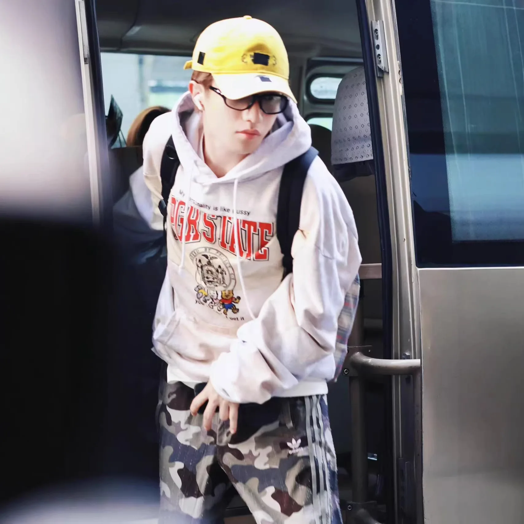 

Grailz offers vintage, worn-out, stained and patched letter-printed retro hooded sweatshirts for both men and women Project G/R