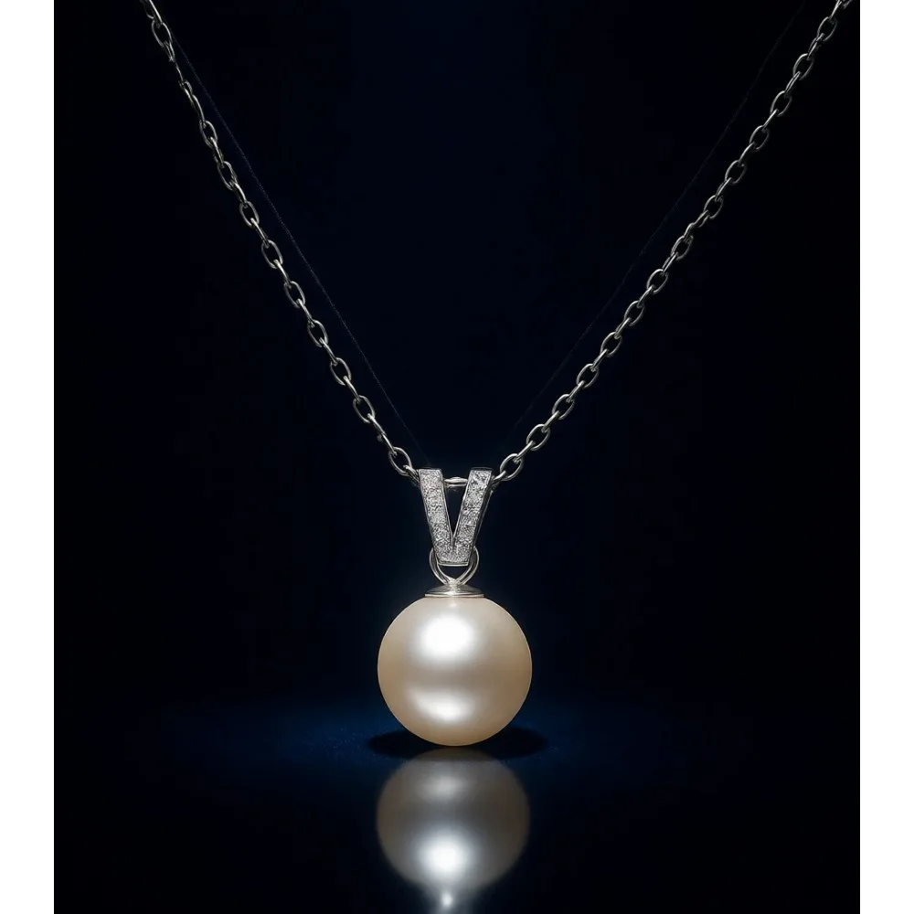 

Модное колье-чокер из стерлингового серебра с изящным подвесом в форме буквы V, инкрустированным фианитами, и имитацией белого жемчуга для женщин