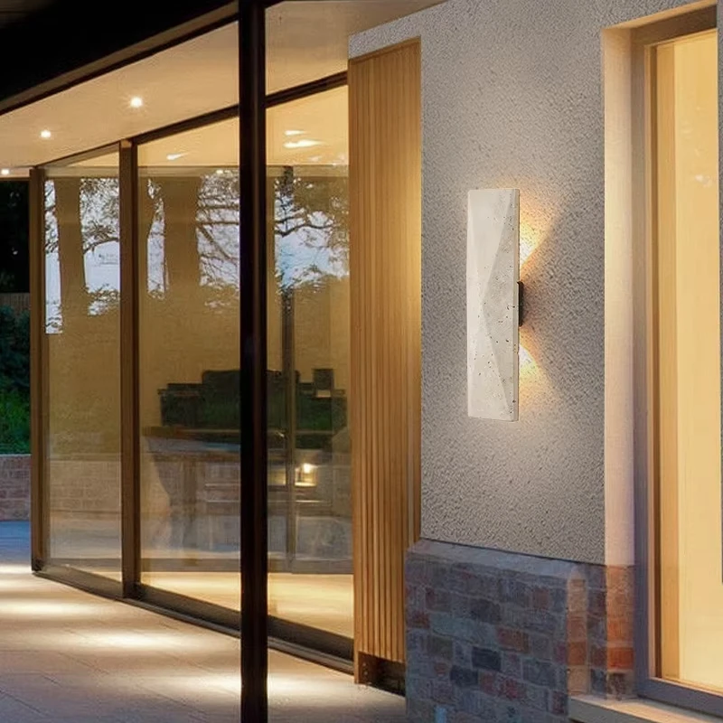 Entrada de travertino natural interna e externa, corredor de hotel, designer sofisticado, luminária de parede retrô francesa, atmosfera artística