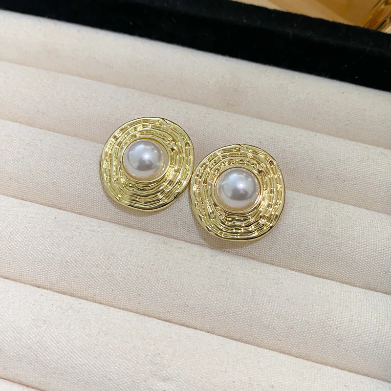 Imitation Perle Metall Ohrring für Frauen Gold Farbe runde Ohr stecker koreanische zarte unregelmäßige Design 2024 Modeschmuck