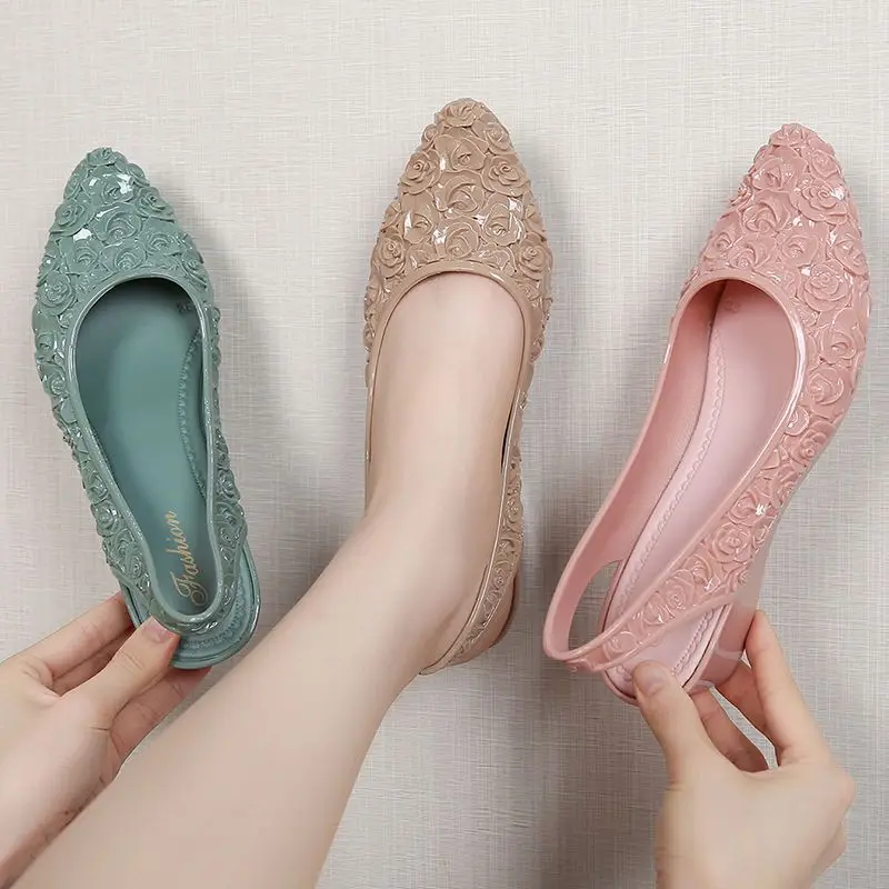 sandalias-platorma-de-plastico-fenas-da-moda-com-detalhe-floral-salto-fino-pontiagudo-antiderrapantes-e-com-platorm