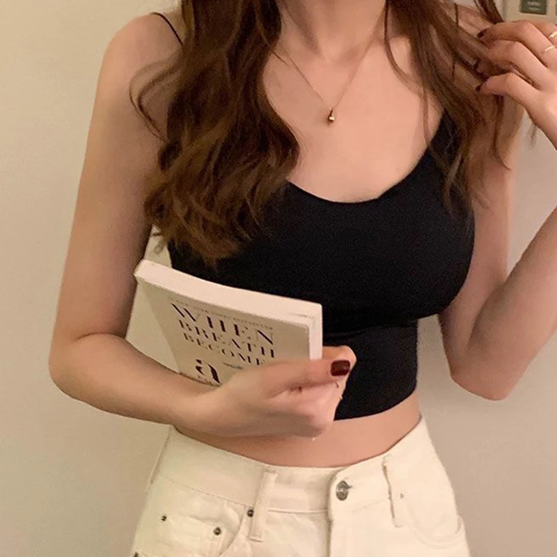 قميص قصير نسائي جميل على شكل حرف U مع أشرطة كتف رفيعة، قمة أنبوبية مع وسادات صدر، حمالة صدر داخلية مثيرة