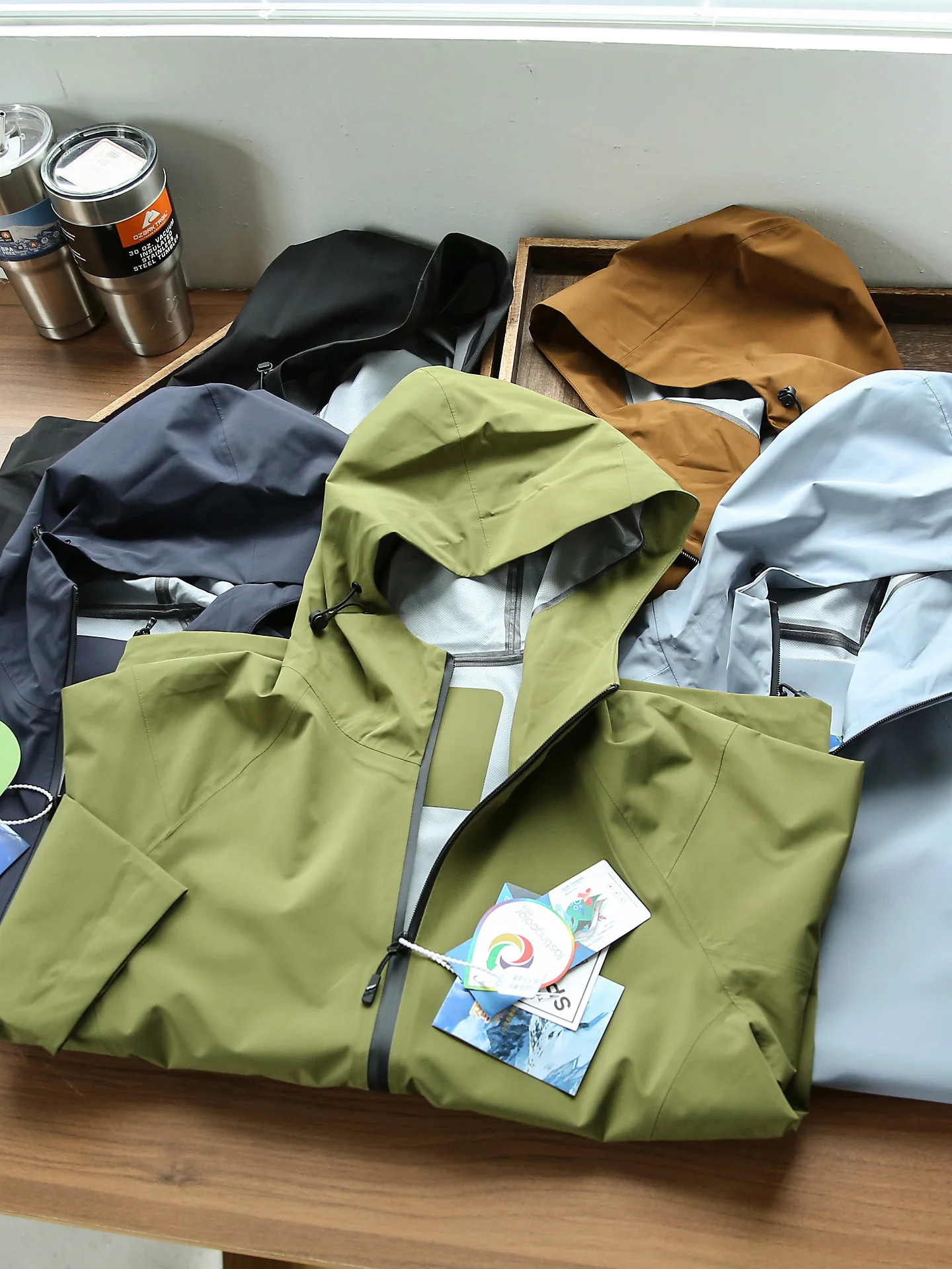 

Новая осенняя мужская куртка для активного отдыха: повседневная, ветрозащитная, водонепроницаемая, с капюшоном, объемного кроя, модная