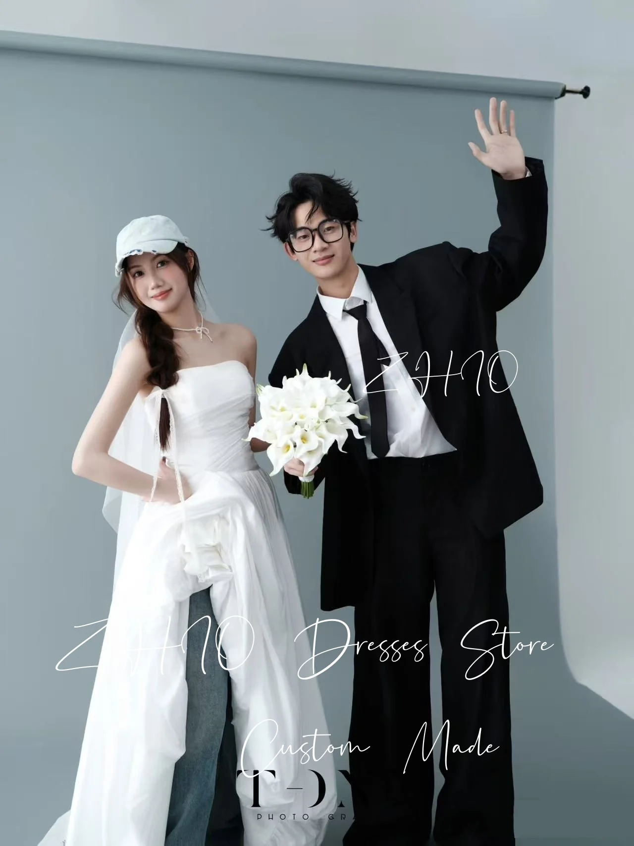 Sukienka ślubna ZHIO, nowoczesna, biała, bez ramiączek, linia A, plisy, tafta, koreańska sesja zdjęciowa, suknia na przyjęcie weselne, prosta, szyta na miarę.