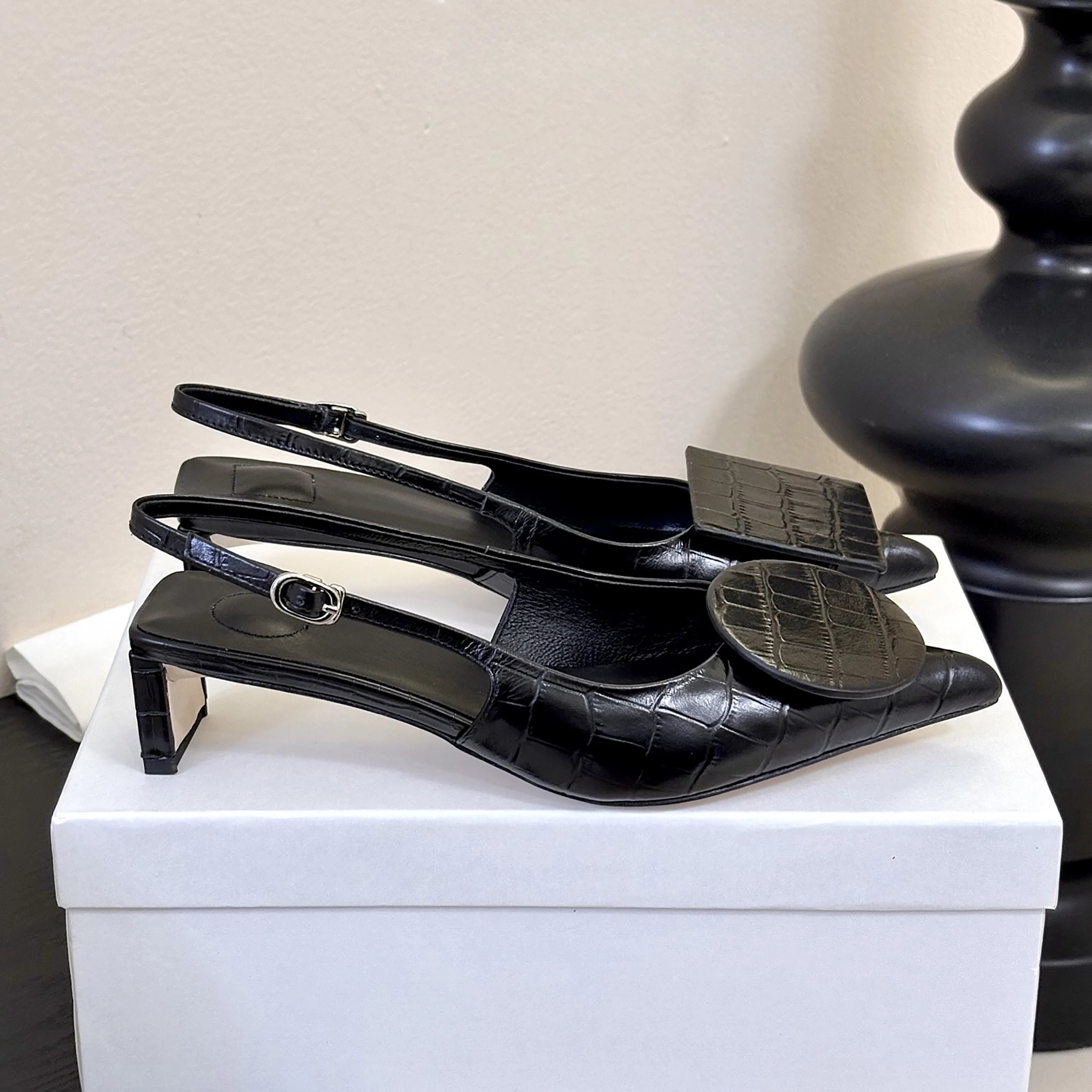 

Женские летние сандалии 2026 года во французском минималистичном стиле с заостренным квадратным каблуком, из натуральной кожи, с тиснением под овчину