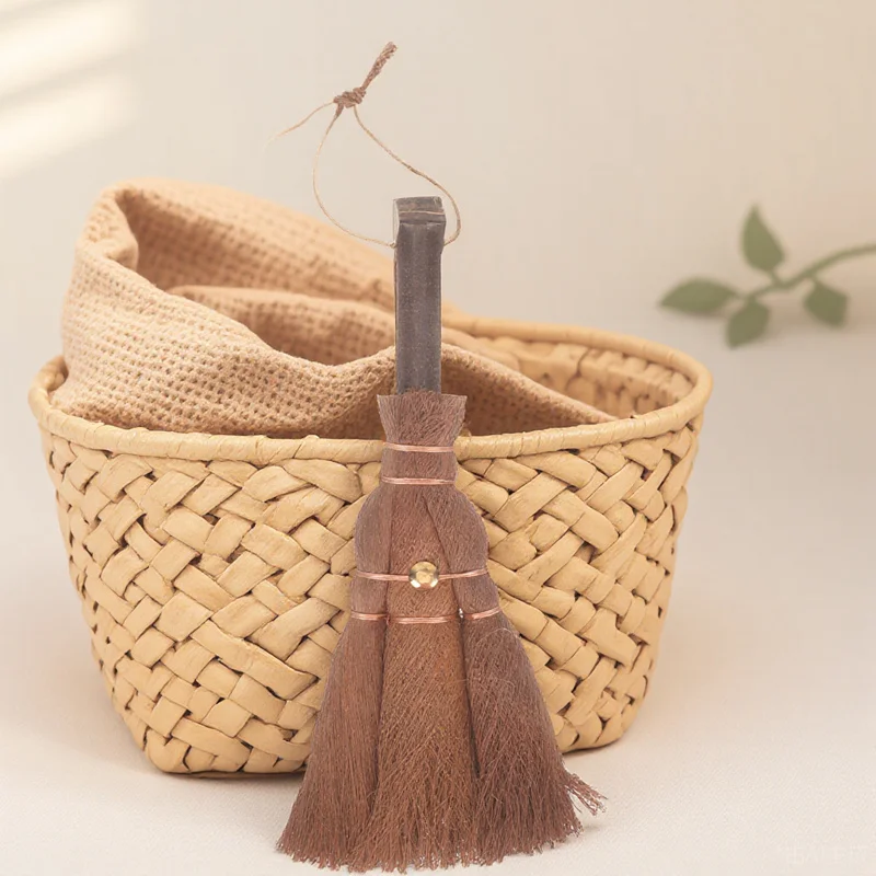 مكنسة منسوجة مصنوعة يدويًا من القش بمقبض قصير، مزيل غبار منزلي صغير للاستخدام اليومي، مادة آمنة تدوم طويلاً #1