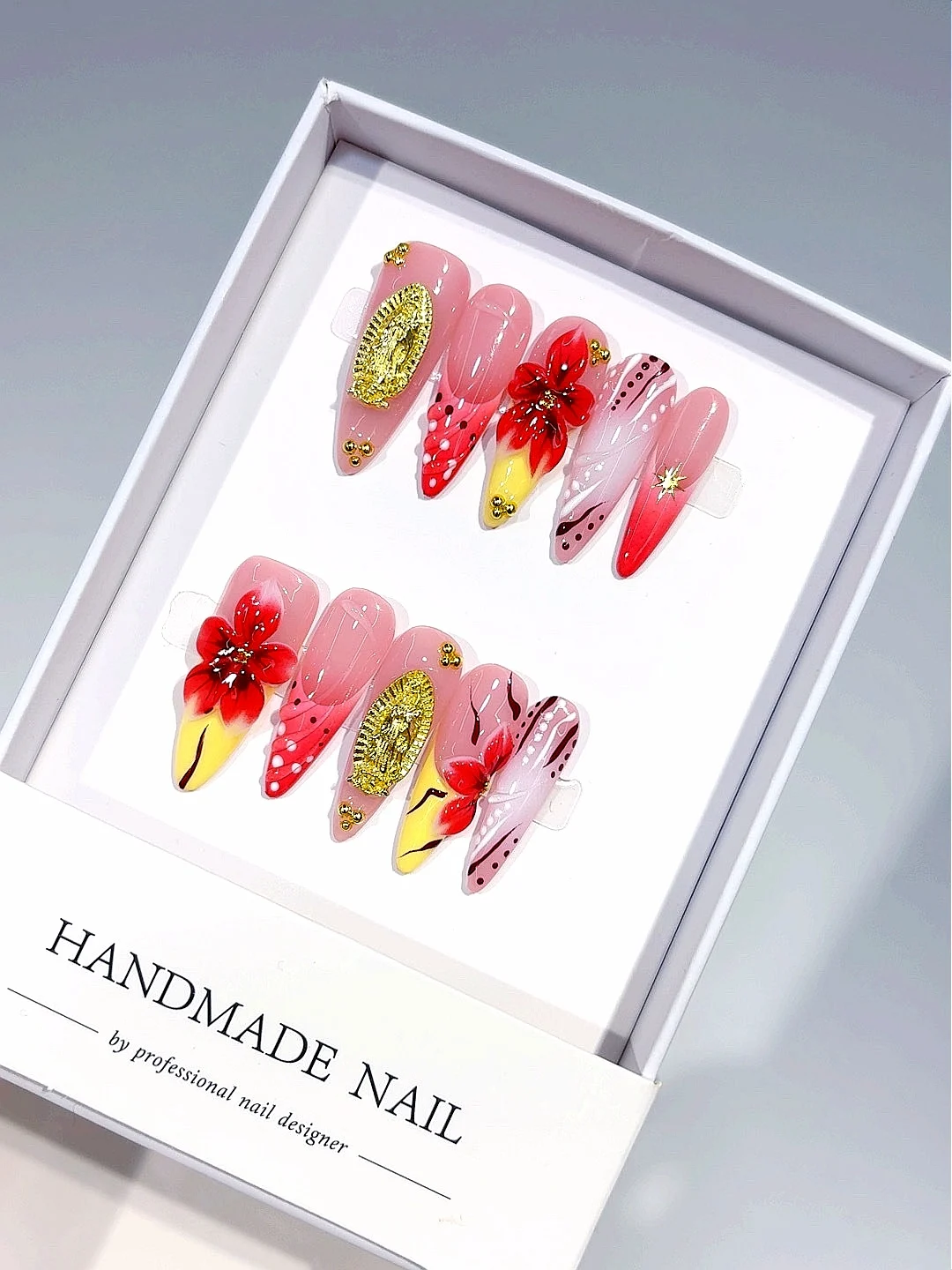 アーモンドシェイププレスオンネイル - レッドフローラル＆ゴールド聖母マリアデザイン、グリッターラインストーンフェイクネイル（女性用）（K038）