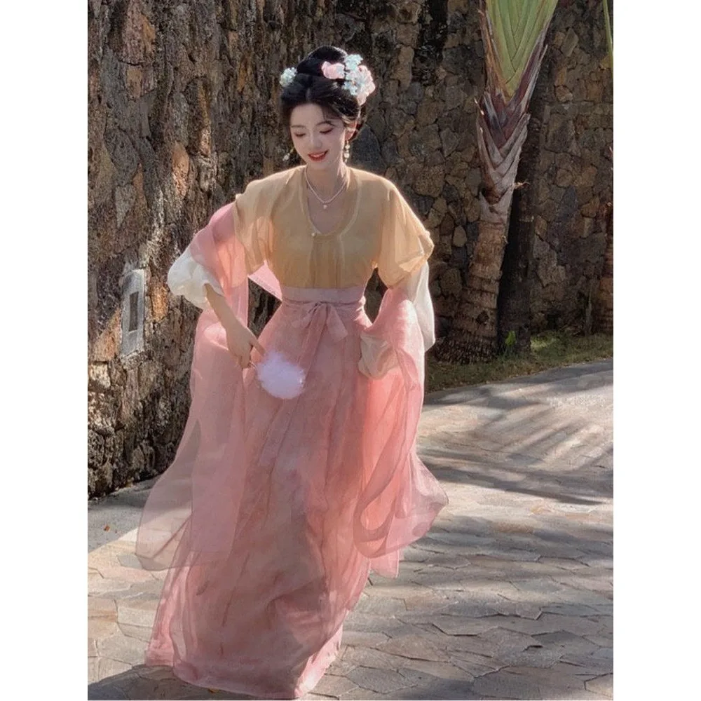 

Летний комплект в стиле Тан: рубашка с круглым вырезом и юбка с восьмисекционным подолом для повседневной носки.