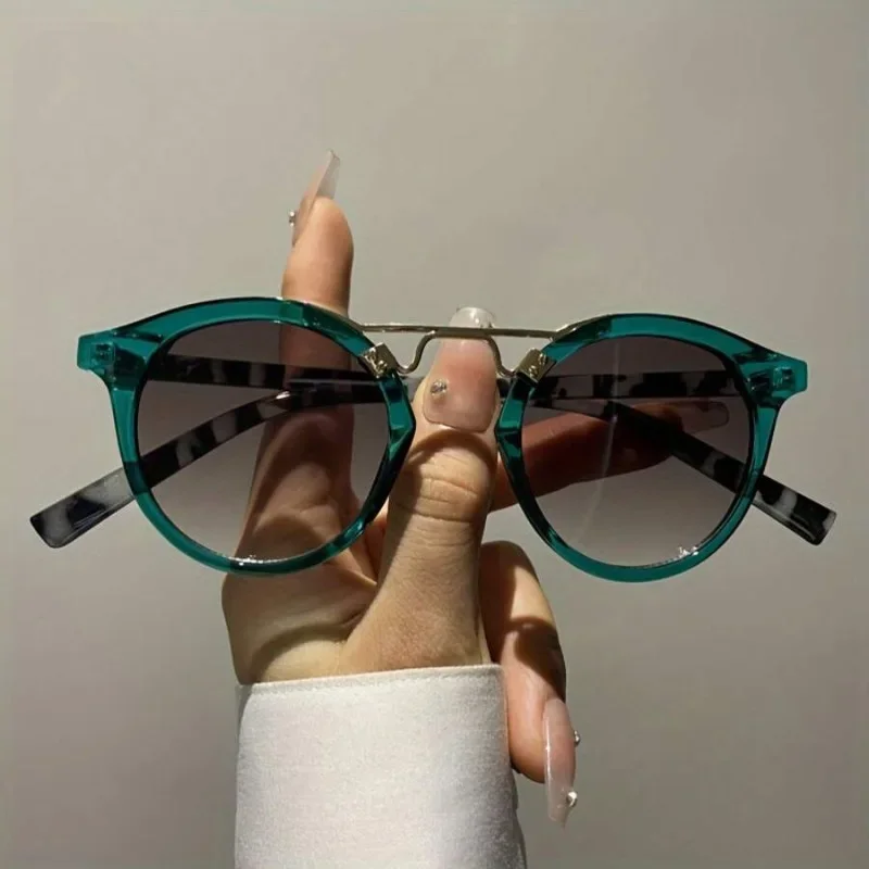 A retro classic cat's eye fashion glasses, the same for men and women, suitable for travel and leisure partieskkk