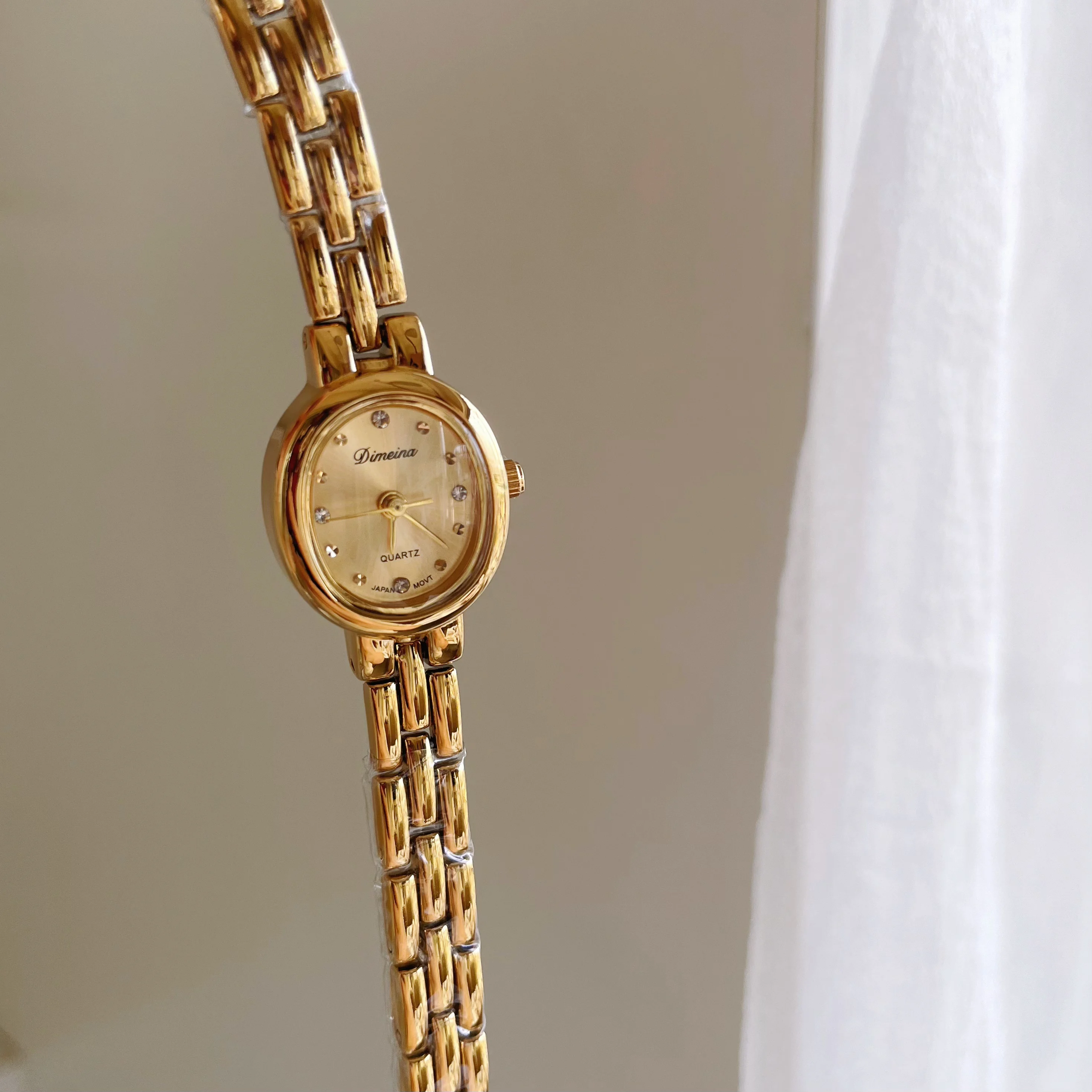 ساعة ذهبية صغيرة مع قرص بيضاوي صغير طراز عتيق ساعة نسائية رائعة ساعة كوارتز عصرية ساعة يد فاخرة عالية الجودة