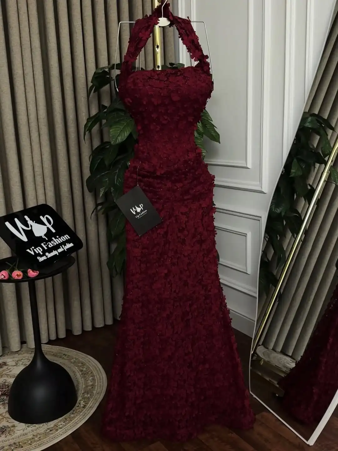 Abito da cerimonia formale da ballo di fine anno con scollo all'americana a sirena di tendenza romantica di lusso con dettagli floreali 3D in vita pieghettata glitterata fino al pavimento