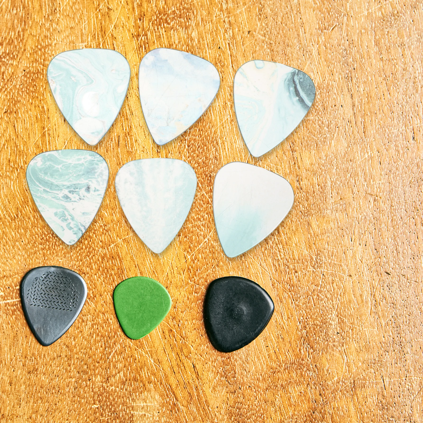 

6pcs Guitar Picks Thick Sturdy Folk Mandolin Electric Bass Acoustic Smooth Durable Variety Pack Small Decorative Performance