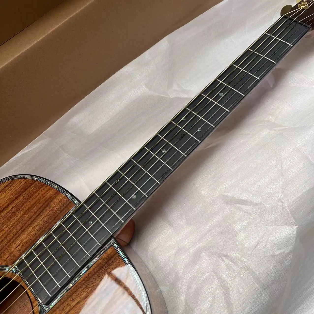 Luxury acoustic guitar, spruce panel side and back, ebony fingerboard abalone shell binding 2026-6
