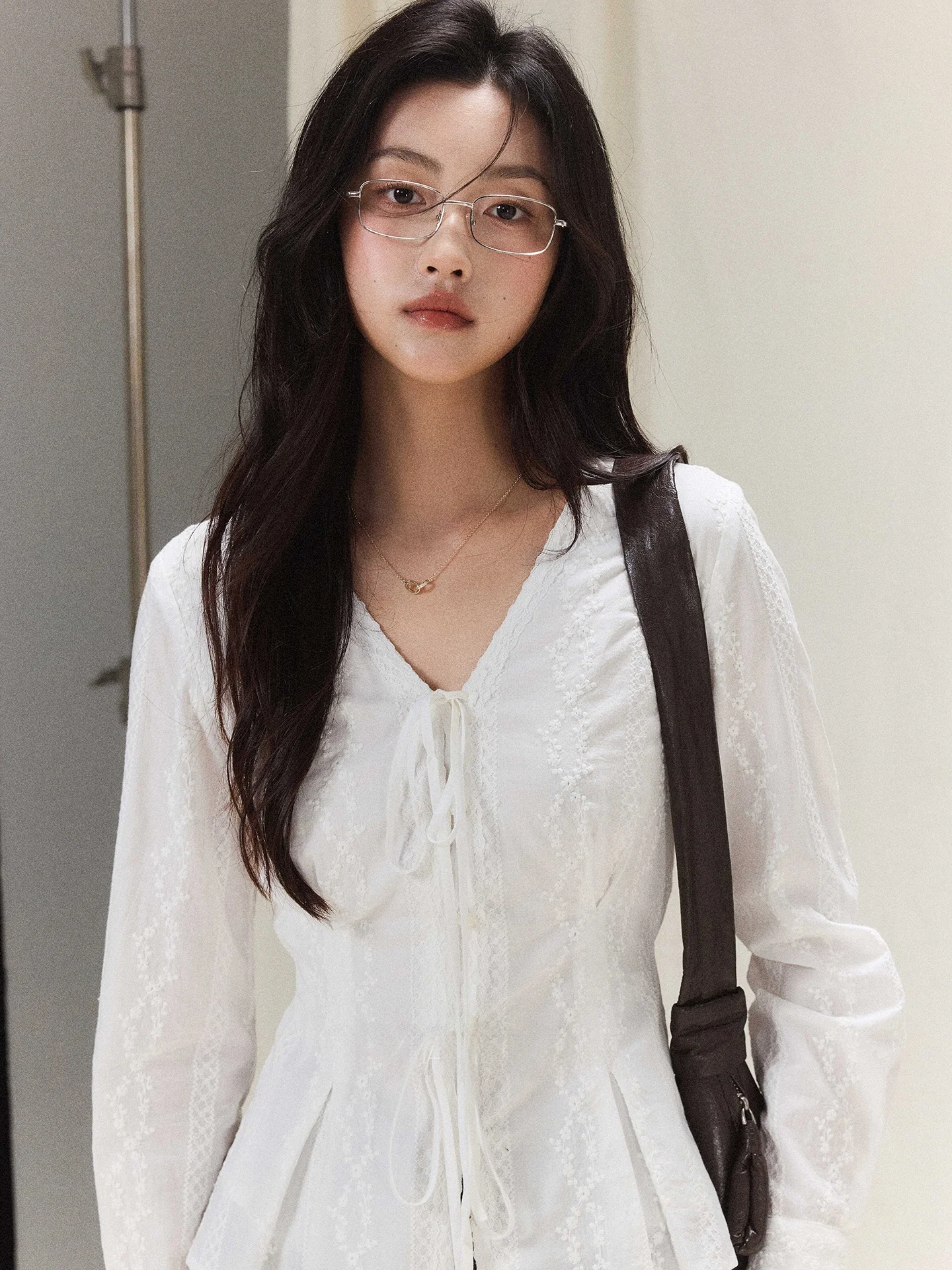 

Белая хлопковая блузка с V-образным вырезом и вышивкой кружевом, женская приталенная блузка с поясом, осенний модный дизайн от Er Yang Design