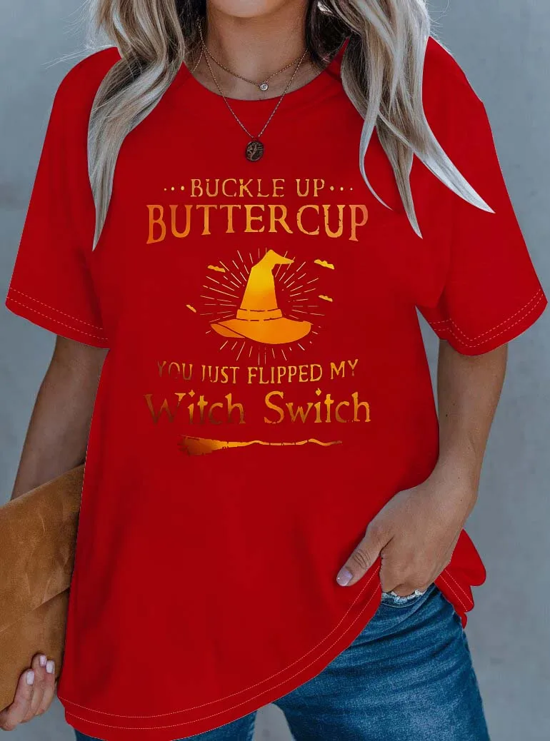 Elegante outfit in grote maten met heksenschakelaarslogan en heksenelementen